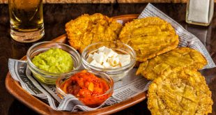 Some Costa Rican snacks (tostones or fried green plantain slices) served with guacamole and other sauces.