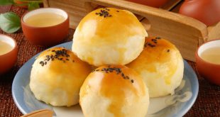 Taiwanese egg yolk shortcake, one of the most delicious Asian desserts.