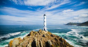 Cabo Home lighthouse, located on the coast of Pontevedra, one of the cities from which to start some of the best tours for foodies in Galicia, Spain.