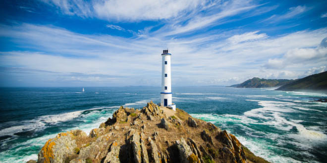 Cabo Home lighthouse, located on the coast of Pontevedra, one of the cities from which to start some of the best tours for foodies in Galicia, Spain.