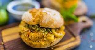 Burger of lampredotto tripe with herbs, a tasty Italian street food you should try when you eat and drink in Florence.