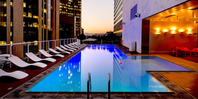 Which Amenities Are Offered by Luxury Hotels in Jakarta?