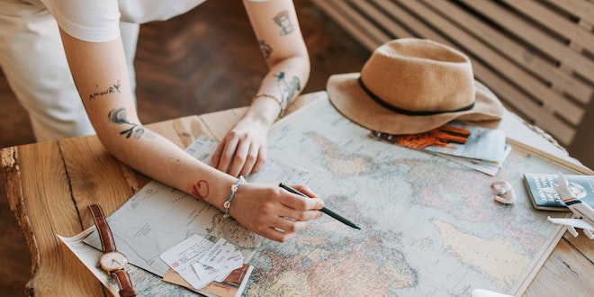 How to Pay a Student Loan While Traveling