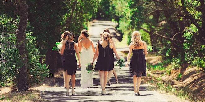 5 Tips for Traveling with Bridesmaid Dresses for Destination Wedding