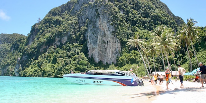 How to Choose a Private Boat Tour to The Phi Phi Islands